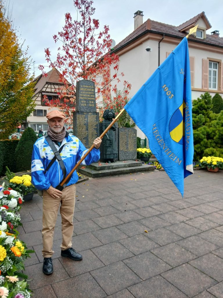 Le porte drapeau de la SGH 1903 lors de la cérémonie du 11 novembre.