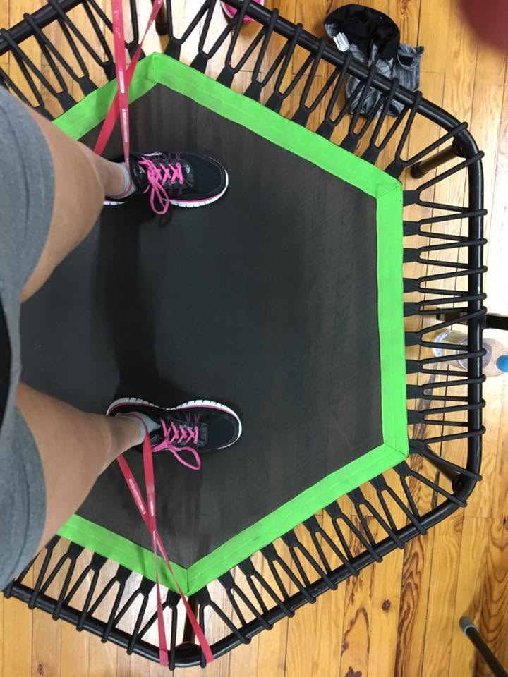 Pratiquante de jumping sur le trampoline
