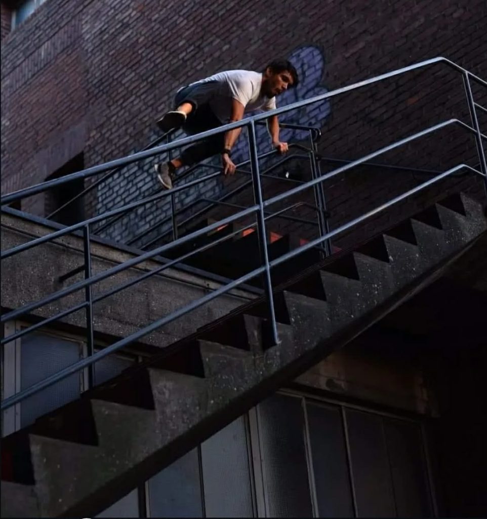 Franchissement d'obstacle dans la rue, réalisé par un des coachs de parkour de la SGH 1903.