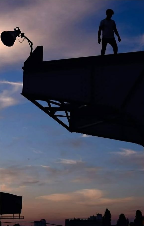 Pratiquant de parkour au sommet d'une structure métallique