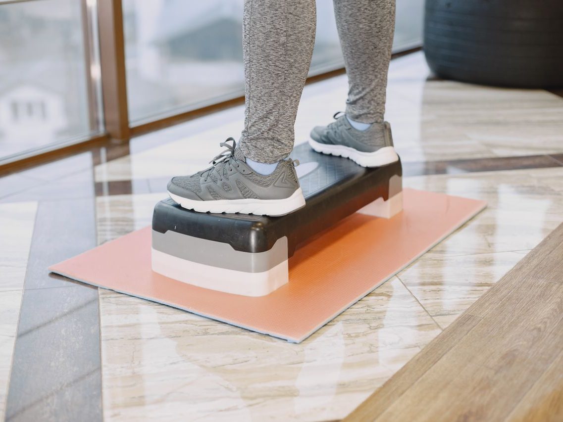 Une personne exerçant du step seule.